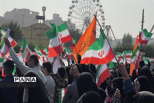 حضورحماسی و پرشور دانش‌آموزان پیشتاز مدارس ناحیه یک اهواز در راهپیمایی یوم الله ١٣ آبان