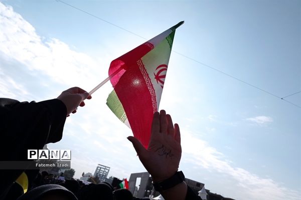 حضور دانش‌آموزان در راهپیمایی روز مبارزه با استکبار جهانی