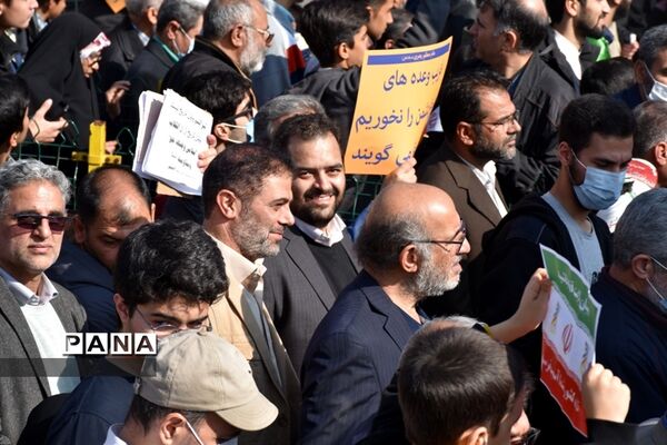 حضور دانش‌آموزان در یوم الله 13 ابان ناحیه یک مشهد