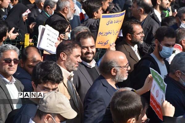 حضور دانش‌آموزان در یوم الله 13 ابان ناحیه یک مشهد