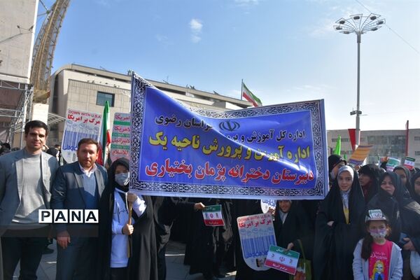 حضور دانش‌آموزان در یوم الله 13 ابان ناحیه یک مشهد
