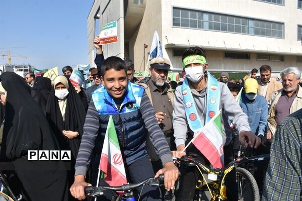 حضور دانش‌آموزان در یوم الله 13 ابان ناحیه یک مشهد
