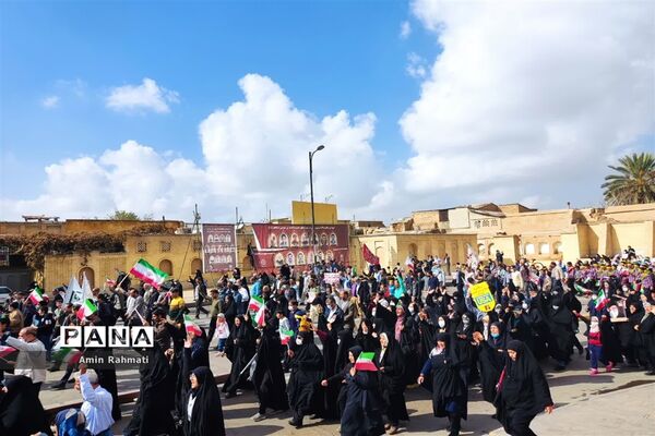 حضور پر شور دانش‌آموزان شیرازی در راهپیمایی ۱۳ آبان ماه در شیراز