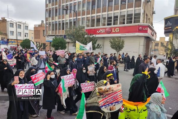 حضور پر شور دانش‌آموزان شیرازی در راهپیمایی ۱۳ آبان ماه در شیراز