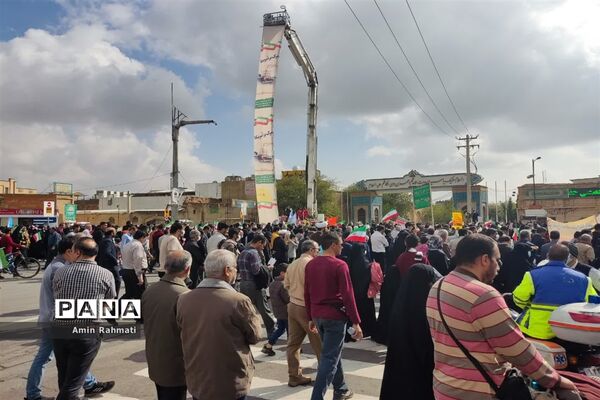 حضور پر شور دانش‌آموزان شیرازی در راهپیمایی ۱۳ آبان ماه در شیراز