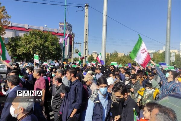 راهپیمایی مردم و دانش‌آموزان شهر اندیشه به مناسبت ۱۳ آبان