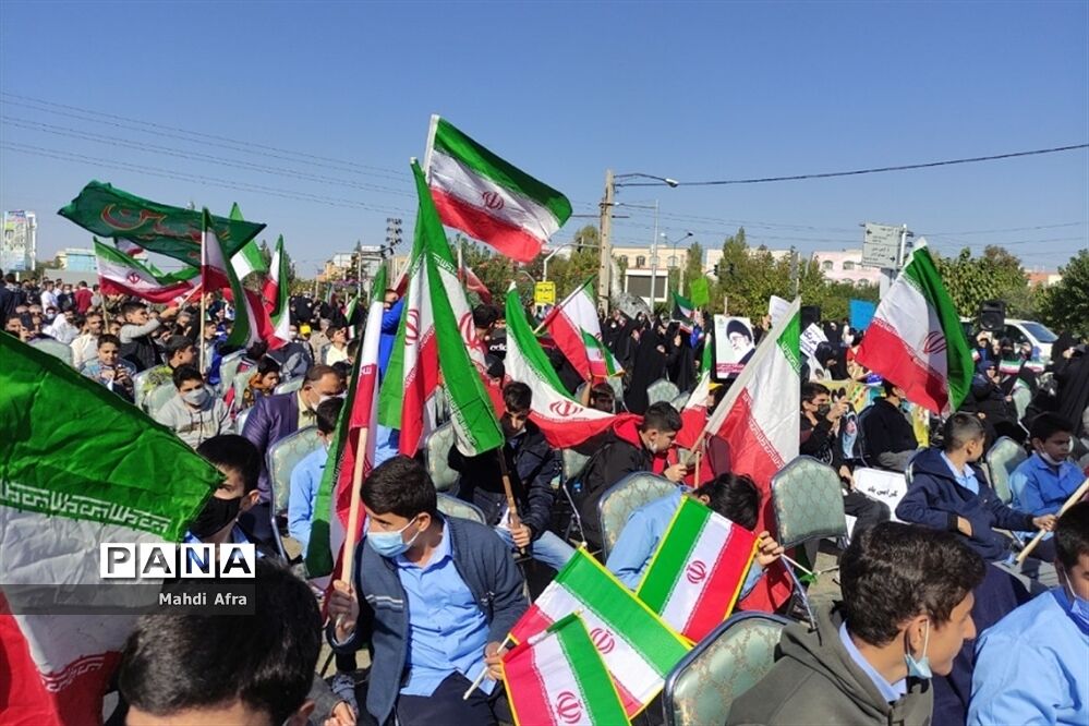 راهپیمایی مردم و دانش‌آموزان شهر اندیشه به مناسبت ۱۳ آبان