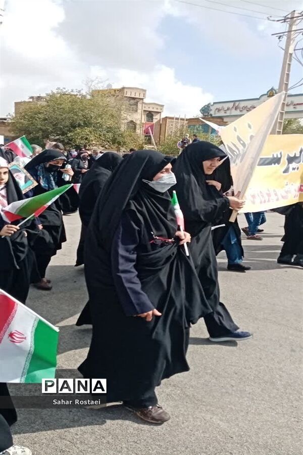 حضور پرشور دانش‌آموزان شیرازی در راهپیمایی روز ۱۳ آبان