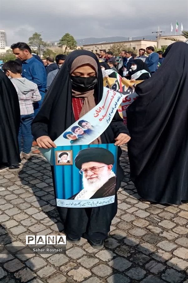 حضور پرشور دانش‌آموزان شیرازی در راهپیمایی روز ۱۳ آبان