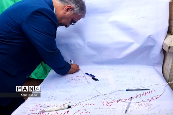 بازدید مدیرکل آموزش و پرورش استان فارس در غرفه‌های سازمان دانش‌آموزی در راهپیمایی ۱۳ آبان