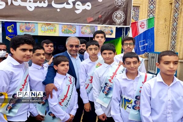 بازدید مدیرکل آموزش و پرورش استان فارس در غرفه‌های سازمان دانش‌آموزی در راهپیمایی ۱۳ آبان