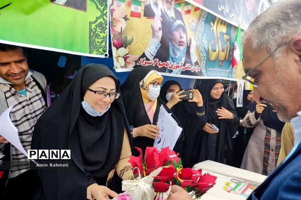 بازدید مدیرکل آموزش و پرورش استان فارس در غرفه‌های سازمان دانش‌آموزی در راهپیمایی ۱۳ آبان