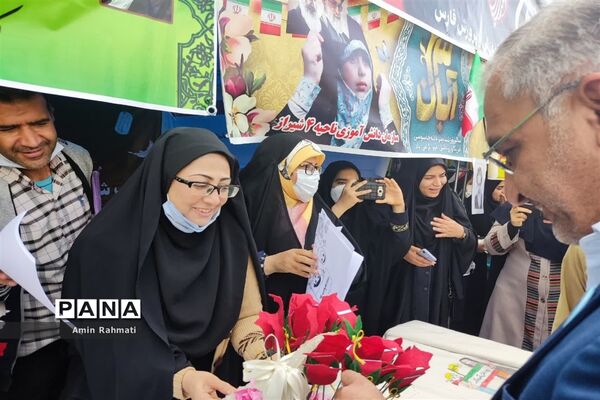 بازدید مدیرکل آموزش و پرورش استان فارس در غرفه‌های سازمان دانش‌آموزی در راهپیمایی ۱۳ آبان