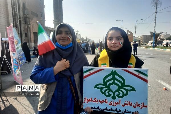حضور دانش‌آموزان مدرسه تمام تشکیلاتی پاینده در راهپیمایی ۱۳ آبان در اهواز