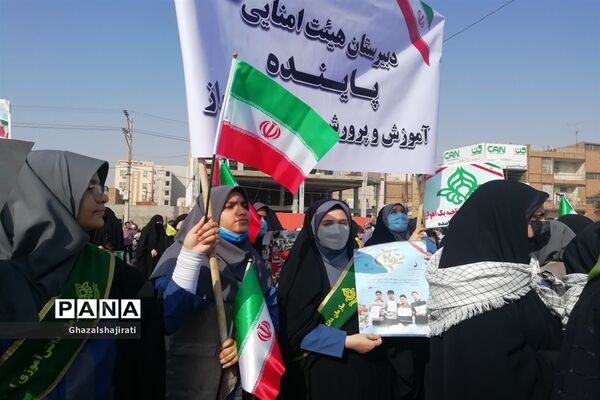 حضور دانش‌آموزان مدرسه تمام تشکیلاتی پاینده در راهپیمایی ۱۳ آبان در اهواز