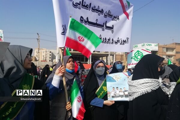 حضور دانش‌آموزان مدرسه تمام تشکیلاتی پاینده در راهپیمایی ۱۳ آبان در اهواز