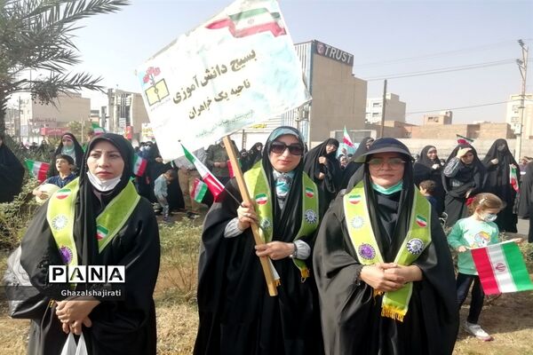 حضور دانش‌آموزان مدرسه تمام تشکیلاتی پاینده در راهپیمایی ۱۳ آبان در اهواز