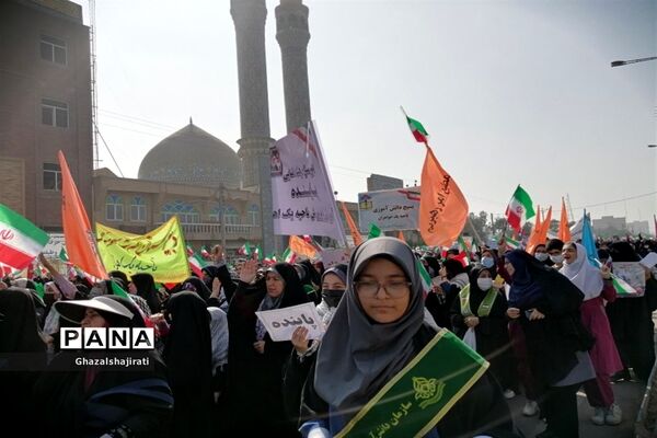 حضور دانش‌آموزان مدرسه تمام تشکیلاتی پاینده در راهپیمایی ۱۳ آبان در اهواز