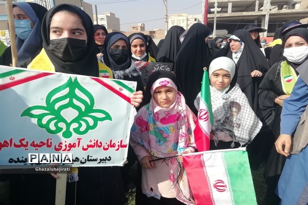 حضور دانش‌آموزان مدرسه تمام تشکیلاتی پاینده در راهپیمایی ۱۳ آبان در اهواز