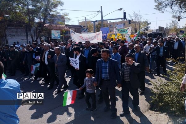 حضور پرشور دانش‌آموزان خلیل آباد در اجتماع سراسری ۱۳ آبان
