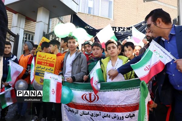 حضور فرهنگیان و دانش‌آموزان در حماسه 13 آبان/ تبریز