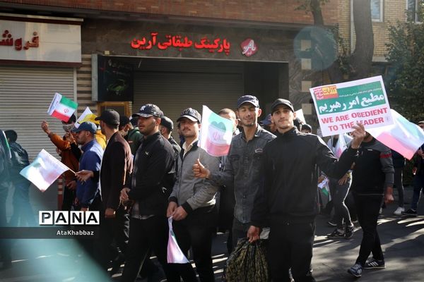 حضور فرهنگیان و دانش‌آموزان در حماسه 13 آبان/ تبریز