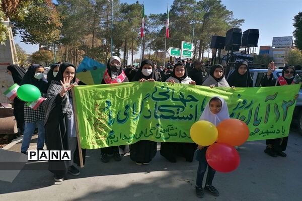 حضور پرشوردانش‌آموزان ابرکوهی در راهپیمایی ۱۳ آبان