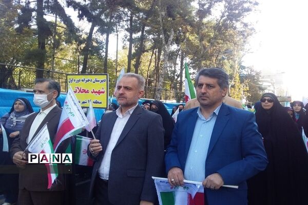 حضوردانش‌آموزان و فرهنگیان منطقه 19 شهر تهران در راهپیمایی یوم الله 13 آبان