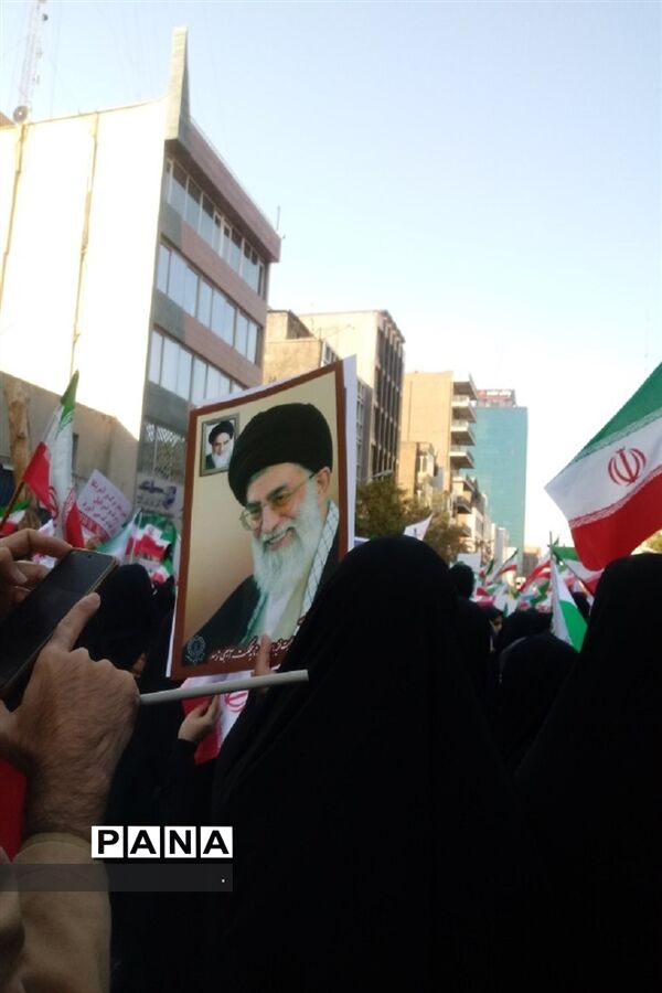 حضوردانش‌آموزان و فرهنگیان منطقه 19 شهر تهران در راهپیمایی یوم الله 13 آبان