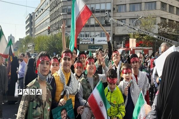 حضوردانش‌آموزان و فرهنگیان منطقه 19 شهر تهران در راهپیمایی یوم الله 13 آبان
