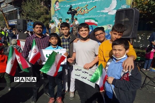 حضوردانش‌آموزان و فرهنگیان منطقه 19 شهر تهران در راهپیمایی یوم الله 13 آبان