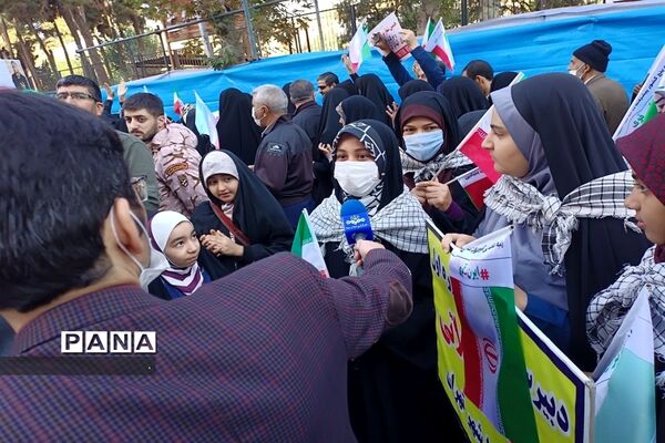 حضوردانش‌آموزان و فرهنگیان منطقه 19 شهر تهران در راهپیمایی یوم الله 13 آبان