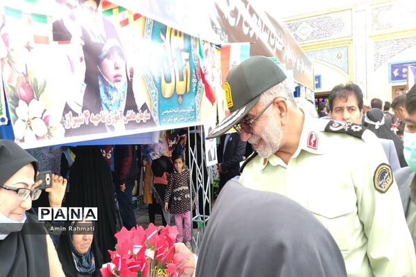 حضور دانش‌آموزان در غرفه‌های سازمان دانش‌آموزی فارس در حرم مطهر شاهچراغ (ع)