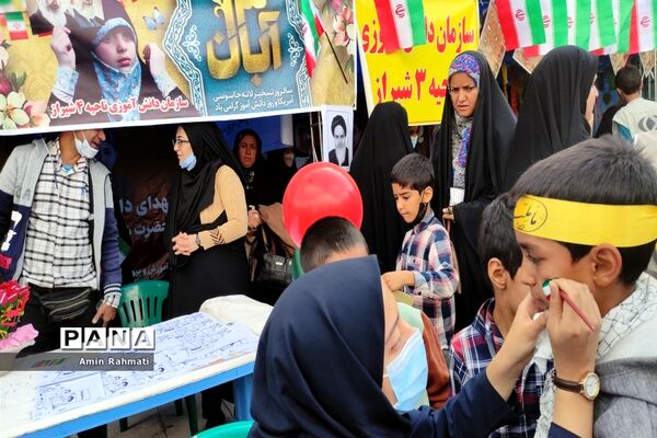 حضور دانش‌آموزان در غرفه‌های سازمان دانش‌آموزی فارس در حرم مطهر شاهچراغ (ع)