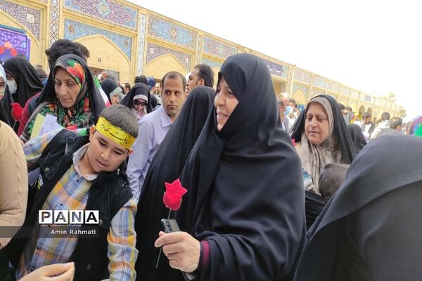 حضور دانش‌آموزان در غرفه‌های سازمان دانش‌آموزی فارس در حرم مطهر شاهچراغ (ع)