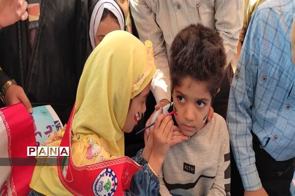 برپایی غرفه سازمان دانش‌آموزی استان یزد در راهپیمایی ۱۳ آبان