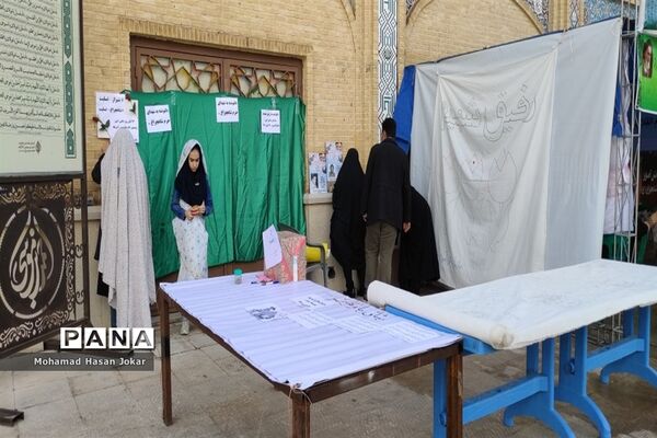 برپایی موکب‌ شهدای دانش‌آموز در حاشیه راهپیمایی یوم الله ۱۳ آبان در شیراز