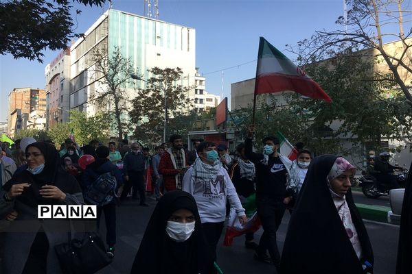 حضور مدیرکل و دانش‌آموزان ورزشکار شهر تهران در راهپیمایی ١٣ آبان