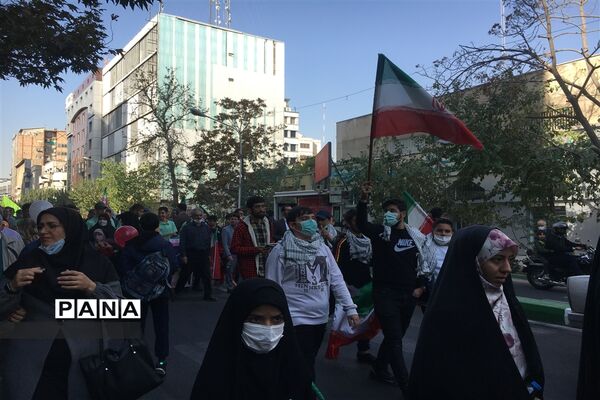 حضور مدیرکل و دانش‌آموزان ورزشکار شهر تهران در راهپیمایی ١٣ آبان