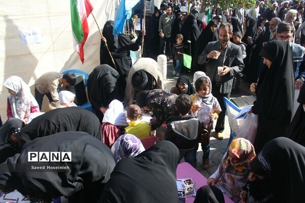 برپایی غرفه تشکل‌های دانش‌آموزی قم در راهپیمایی 13 آبان