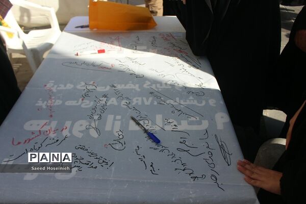 برپایی غرفه تشکل‌های دانش‌آموزی قم در راهپیمایی 13 آبان