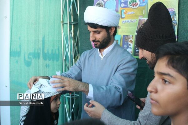 برپایی غرفه تشکل‌های دانش‌آموزی قم در راهپیمایی 13 آبان