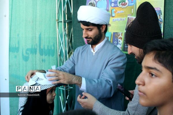 برپایی غرفه تشکل‌های دانش‌آموزی قم در راهپیمایی 13 آبان