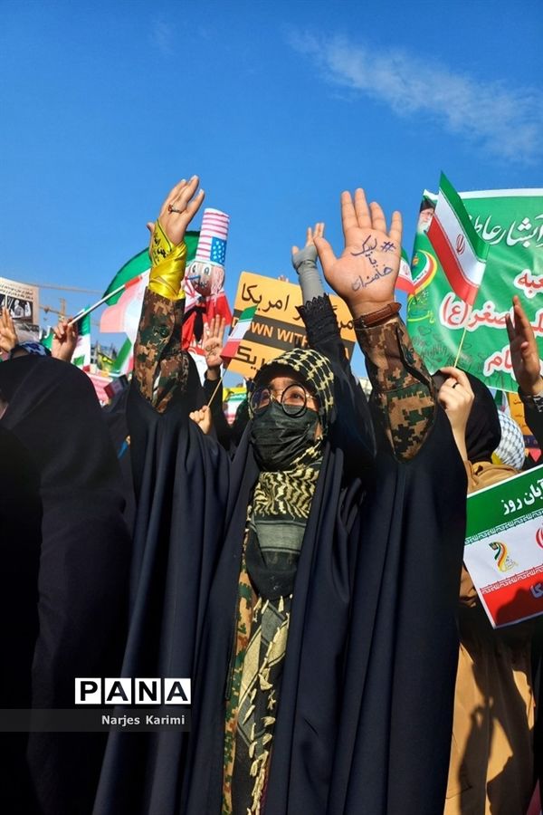 حضور پرشور دانش‌آموزان در راهپیمایی ۱۳ آبان در مشهد