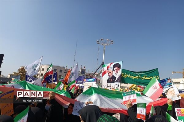 حضور پرشور دانش‌آموزان در راهپیمایی ۱۳ آبان در مشهد
