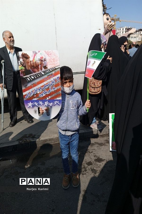 حضور پرشور دانش‌آموزان در راهپیمایی ۱۳ آبان در مشهد