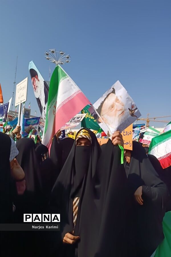 حضور پرشور دانش‌آموزان در راهپیمایی ۱۳ آبان در مشهد