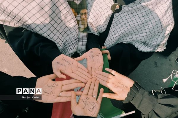 حضور پرشور دانش‌آموزان در راهپیمایی ۱۳ آبان در مشهد