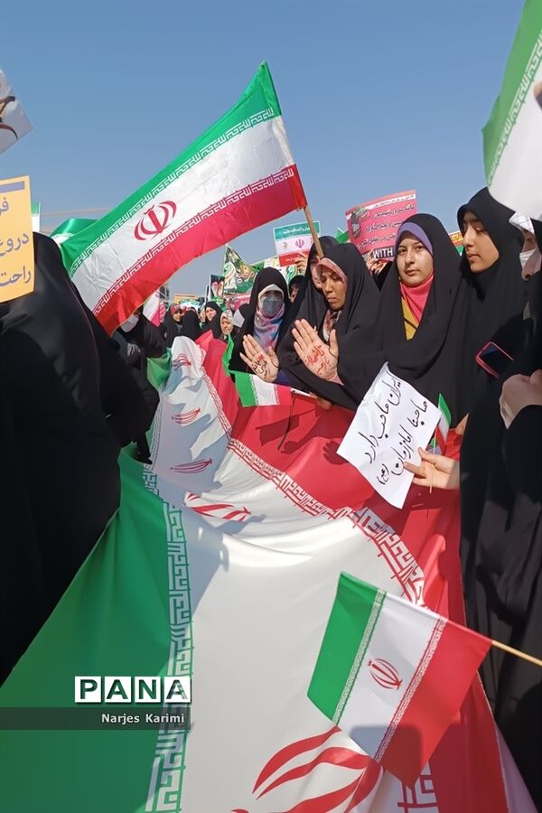 حضور پرشور دانش‌آموزان در راهپیمایی ۱۳ آبان در مشهد