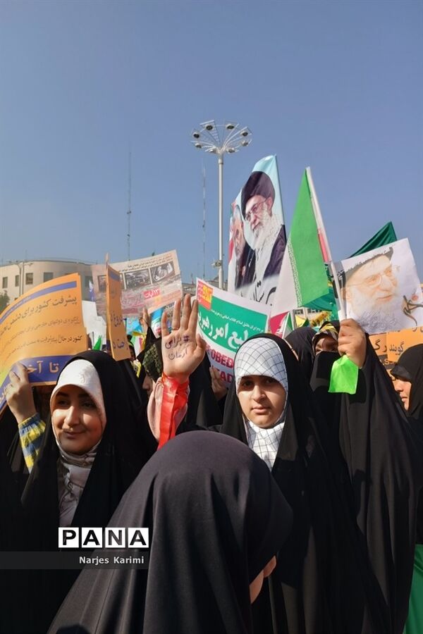 حضور پرشور دانش‌آموزان در راهپیمایی ۱۳ آبان در مشهد